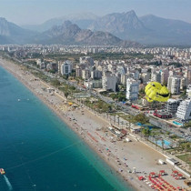 Antalya'da deniz suyu hava kadar sıcak