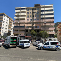 Hasarlı bina tadilatında facia: İskele kırıldı, işçiler yere çakıldı! 2 kişi hayatını kaybetti