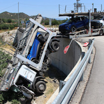 Amasya'da çarpışan tır ile kamyonet tarlaya uçtu