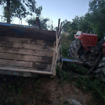 Devrilen traktörün altında kalan kadın ağır yaralandı