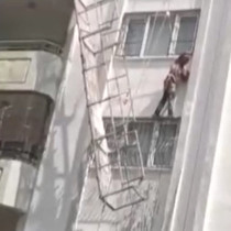 İskelenin halatı koptu, işçi ölümden döndü!