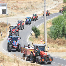 Gelin arabası traktör oldu