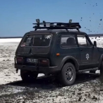 Gökçeada'da tuz gölünde arazi aracıyla drift