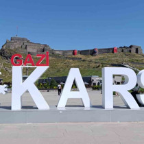 Kars Kalesi bayraklarla donatıldı