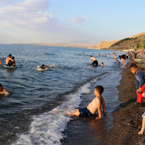 Sıcaktan bunalan vatandaşlardan Van Gölü'ne akın