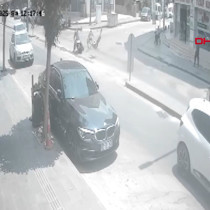 Motosikletle bisikletin çarpıştığı kaza kamerada