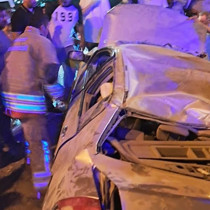 Hatay'da otomobil aydınlatma direğine çarptı