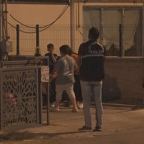 Dolaptaki eşya için kardeşini bıçakladı