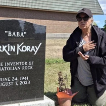 Seyyal Taner'den Erkin Koray'ın Kanada'daki mezarına ziyaret