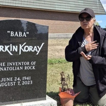 Seyyal Taner'den Erkin Koray'ın Kanada'daki mezarına ziyaret
