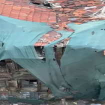 Bakırköy’de 100 yıllık tarihi bina çöktü: Sokak trafiğe kapatıldı