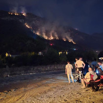 Karabük'te pes dedirten görüntü! Orman yangınını kamp sandalyelerinde film izler gibi izlediler