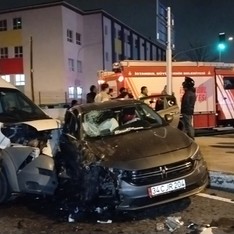 Ters yöndeki servis minibüsü, otomobile çarptı: 5 yaralı 