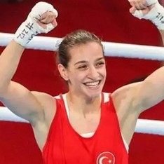 Buse Naz Çakıroğlu, Kadınlar Dünya Boks Şampiyonası'nda gümüş madalya kazandı
