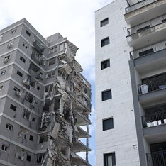 İsrail'in Bat Yam kentinde İran füzesinden hasar gören binalardan 22'si acil yıkılacak