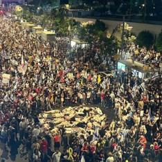 On binlerce İsrailli Netanyahu hükümetinin Gazze politikalarını protesto etti