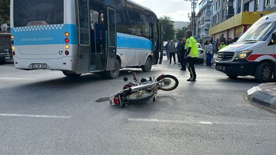 Motosiklet halk otobüsüne çarptı! 24 yaşındaki motosiklet sürücüsü ağır yaralandı