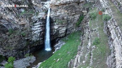Beytüşşebap ilçesinde görüntülenen dev kanyon ve şelale şaşırtıyor