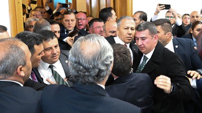 Meclis'te arbede... Ömer Çelik: Bakan Yerlikaya'ya saldırı barbarlık