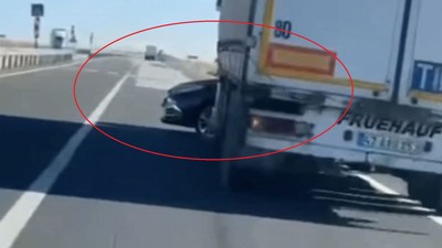 Mardin'de akıllara durgunluk veren kaza! Tır sürücüsü yol vermek istediği otomobili sürükledi