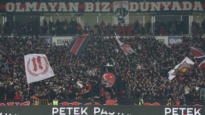 Taraftarıyla rekor kıran Eskişehirspor, ligde zirveye çıktı