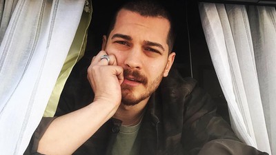 Çağatay Ulusoy'un yeni aşkı ortaya çıktı! Meğer aynı dizide rol almışlar...