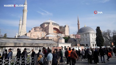 Tatili ve güzel havayı fırsat bilen İstanbullular Ayasofya Camii'ne akın etti