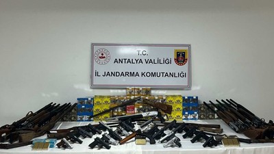 Antalya'da ruhsatsız silah operasyonunda 22 şüpheli yakalandı