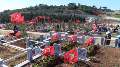 Adana'da Deprem Şehitliği'nde duygusal anlar