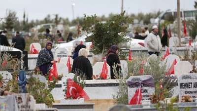 Depremin ikinci yılında mezarlıklar ziyaret edildi