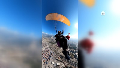 Yamaç paraşütüyle deprem anması