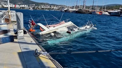 Bodrum'da fırtına nedeni ile sulara gömülen tekne kamerada