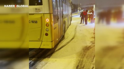 Eyüpsultan’da karlı havada otomobiller kaza yaptı, İETT otobüsü yolda kaldı