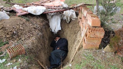 Öldüğünde gömülmek için kazdığı mezara sağken girdi
