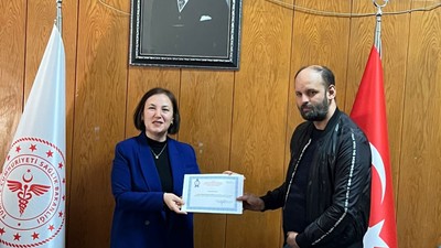 Bakanlıktan, 18 yıl sonra sigarayı bırakan oto tamir ustasına sertifika