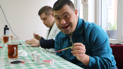 El sanatları ile sosyalleşen down sendromlu gençler, üretip kazanıyor