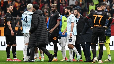 Galatasaray - Adana Demirspor karşılaşması tatil edildi