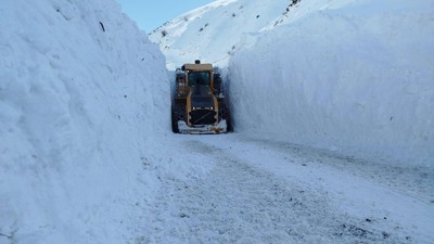 Hakkari'de köy yoluna düşen çığ temizlendi