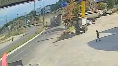 Savrulan tır karşı yönden gelen tırla çarpıştı! O anlar kamerada
