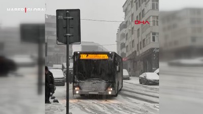 Arnavutköy'de  İETT otobüsü kar yağışı nedeniyle böyle kaydı