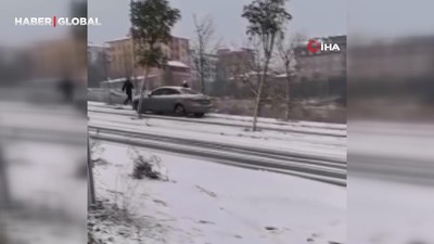 Büyükçekmece’de el freni çekilen araç karda kayarak elektrik direğine böyle çarptı!