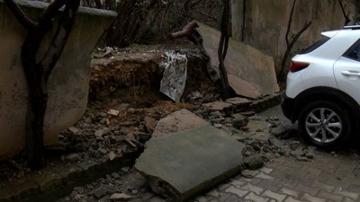 Kadıköy'de istinat duvarı otomobilin üzerine düştü