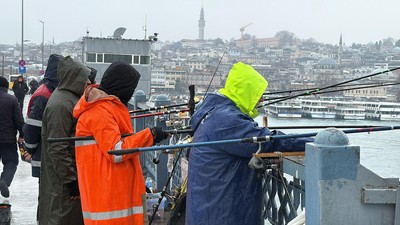 Kar yağışı onları durdurmadı! Balık tutmaya devam ettiler