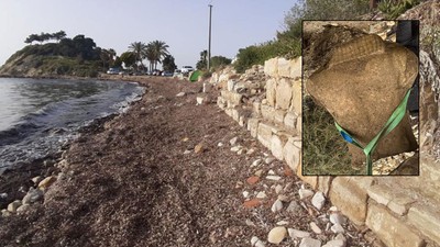 Dalgaların aşındırdığı bölgede ortaya çıktı; genç erkeğe ait