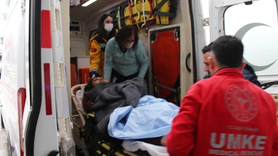 Elinden cep telefonunu alan ağabeyi ile annesini bıçakladı