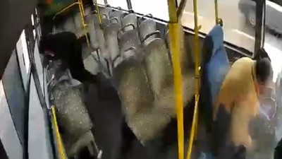 Halk otobüsü şoförü fenalık geçirdi: Facianın eşiğinden dönüldü! "Abi kendine gel"