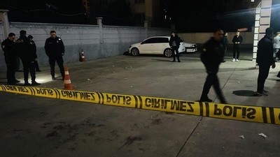 Diyarbakır'da düğün salonu önünde bıçaklı ve silahlı kavga: Yaralılar var...