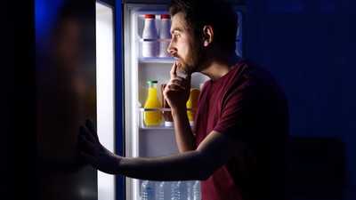 Yatmadan önce tüketenlere kötü haber geldi! Bu 4 besin cildinizin çok daha hızlı yaşlanmasına neden oluyor