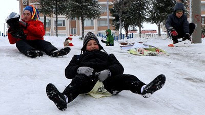 Birçok ilde eğitime kar engeli! Valilikler peş peşe duyurdu