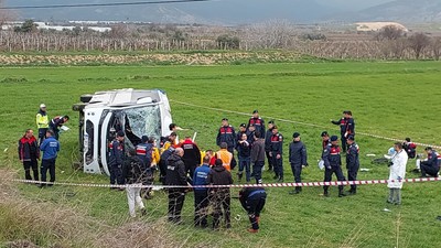 Denizli'de öğrencileri taşıyan servis minibüsü devrildi! Ölüler ve çok sayıda yaralı var